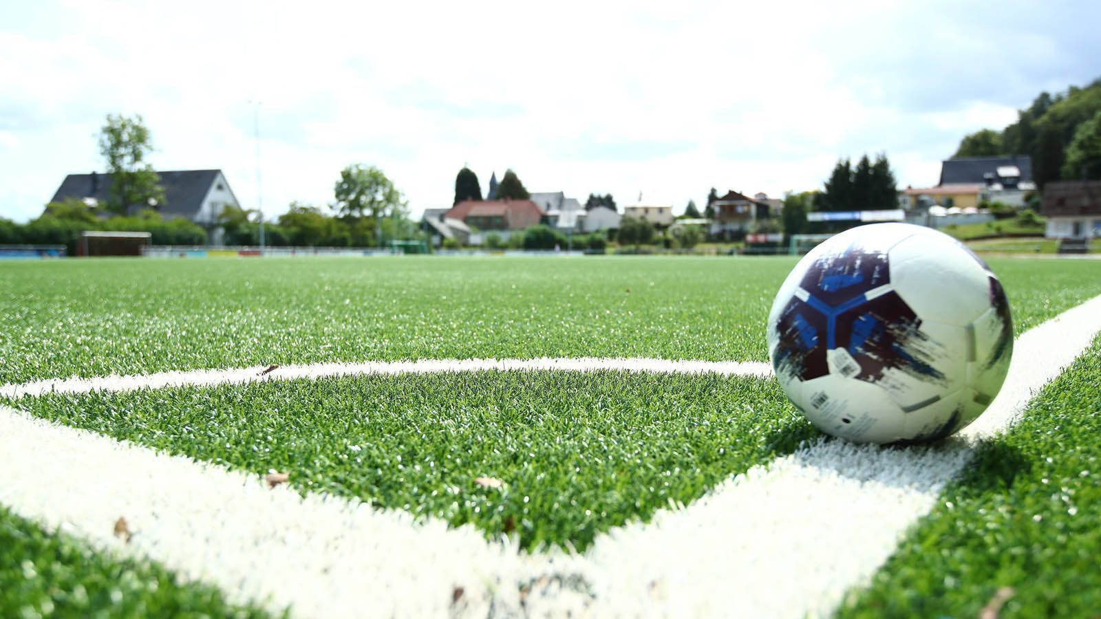 
                <strong>Drei Ecken, ein Elfer</strong><br>
                Da Eckbälle aufgrund der Stärke der Spieler oft keinen Sinn machen, wird einfach nach drei Ecken ein Elfmeter geschossen, was vermeintlich einfacher ist. 
              