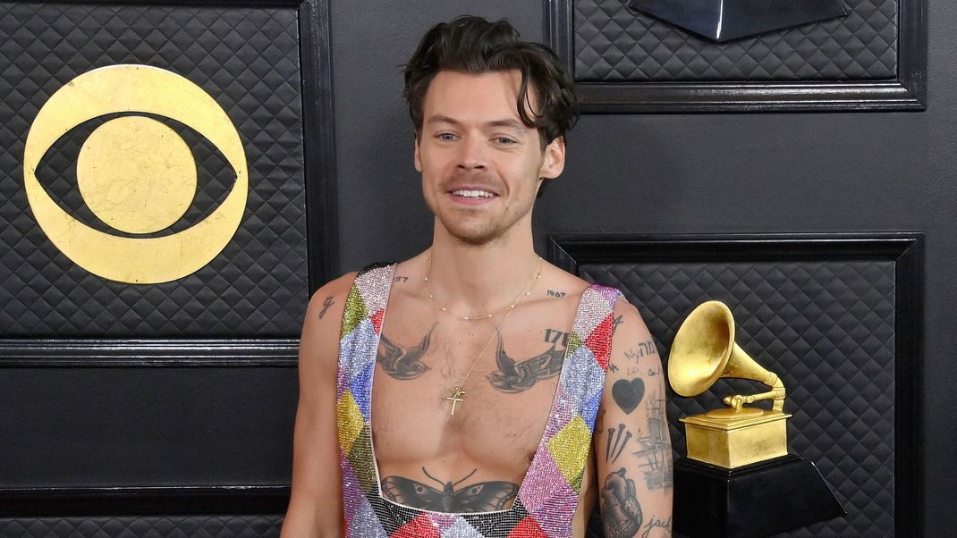 Wie Harry Styles laut KI als attraktiver Opa wohl aussehen wird, erfährst du hier!