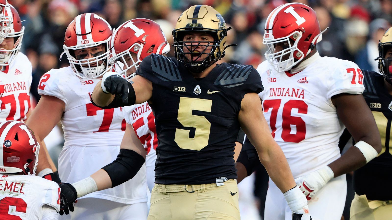 
                <strong>George Karlaftis (Defensive End, Purdue)</strong><br>
                Karlaftis spielt schon seit seiner Freshman-Saison auf sehr hohem Niveau und zählt zu den besten Power-Rushern der Klasse. Der 20-Jährige mit griechischen Wurzeln ist eine echte Sportskanone und spielte in seiner Jugend auch Wasserball, sogar im Kugelstoßen probierte Karlaftis sich aus. Laut einigen Experten könnte er schon unter den zehn ersten Picks gedraftet werden.
              