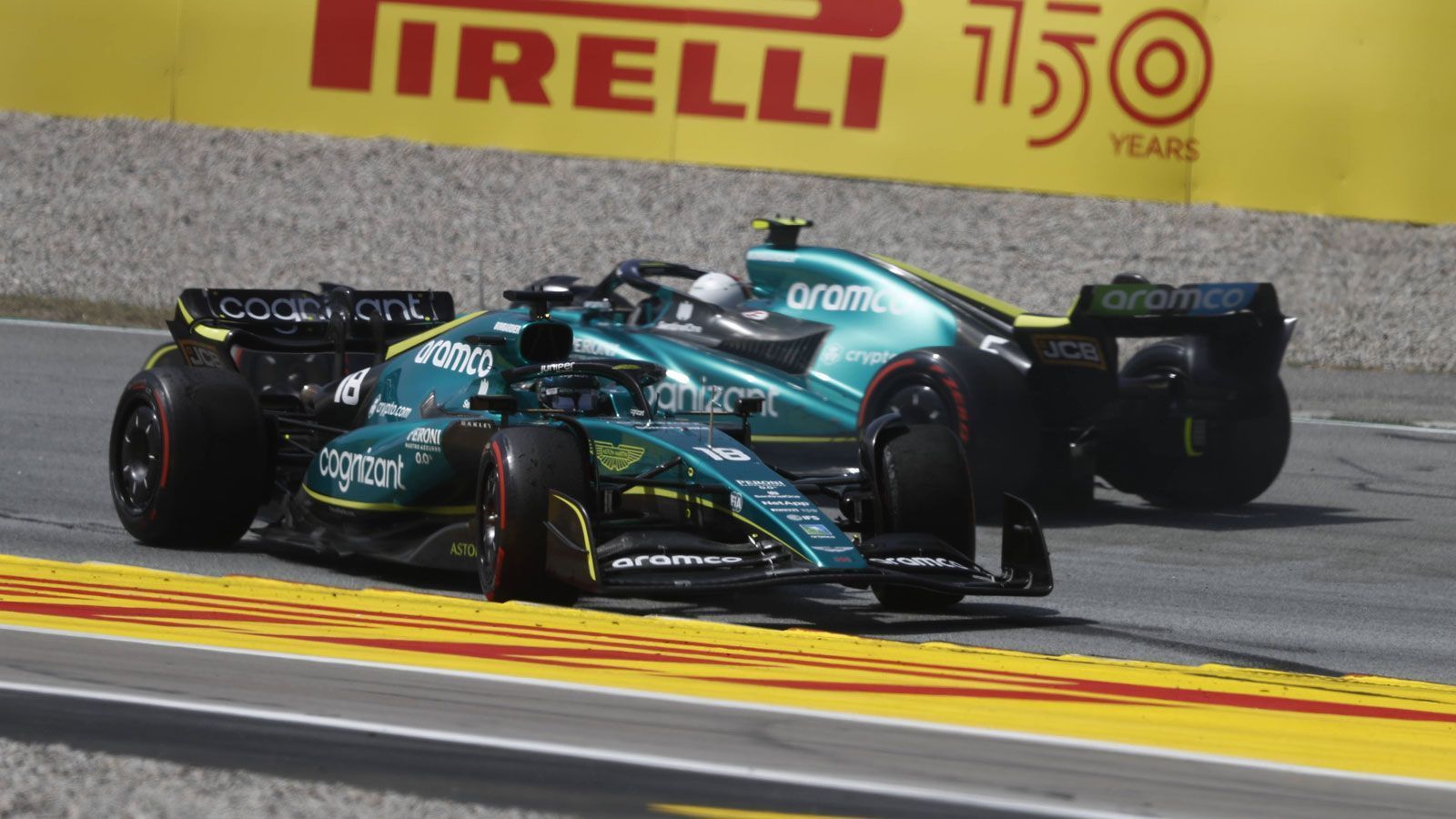
                <strong>Verlierer: Aston Martin</strong><br>
                Für Aston Martin beginnt der Besuch in Spanien mit Plagiatsvorwürfen. Die äußeren Züge des erneuerten Boliden sollen von den Red Bull abgekupfert sein, lautet der Vorwurf. Es gibt zumindest Indizien, aber noch keine Beweise. Leistungsmäßig ähneln sich die Fahrzeuge auf jeden Fall überhaupt nicht. Für Sebastian Vettel und Lance Stroll endet das Qualifying nach der ersten Session, im Rennen sind dann auch keine Punkte zu machen. Aston Martin hat vor allem mit der Hitze zu kämpfen. Bleibt gerade für Vettel auf seiner möglichen Abschiedstour zu hoffen, dass sein Team zumindest in die richtige Richtung entwickelt.
              