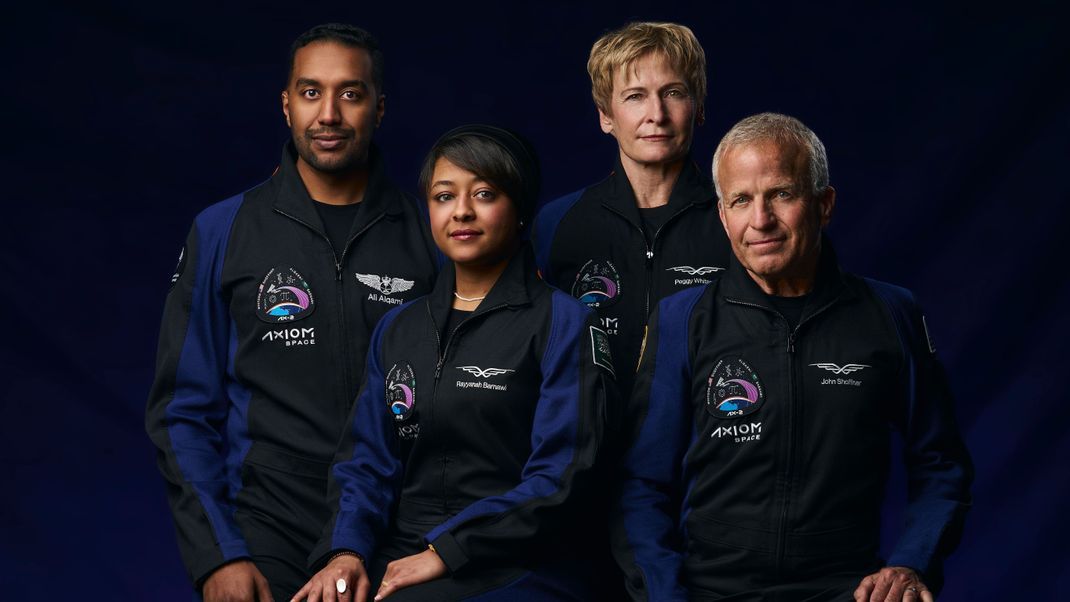 Die Crew der "Axiom-2"-Mission: Ali Alqarni (v. l. n. r.), Rayyanah Barnawi, Peggy Whitson and John Shoffner.