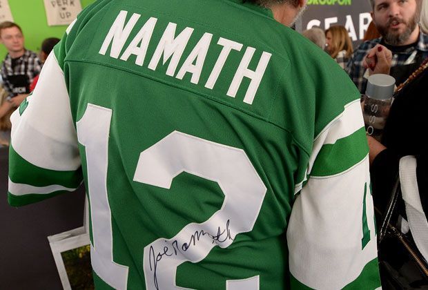 
                <strong>New York Jets: Joe Namath</strong><br>
                Joe Namath gilt bei den New York Jets als Legende. Der Quarterback bescherte den Jets im Jahr 1969 ihren bislang einzigen Super-Bowl-Sieg. Dabei war der Gegner, die Baltimore Colts, haushoher Favorit. Kein Wunder also, dass seine Nummer bei den Jets nicht mehr vergeben wird.
              