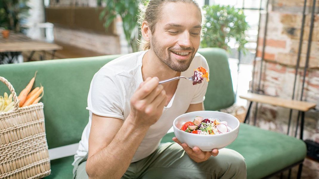 Reichlich Obst und Gemüse sowie ein Speiseplan mit natürlichen Pflanzenölen - erfahrt hier, warum ihr weitestgehend auf tierische Produkte sowie Zucker verzichten solltet.