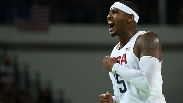 
                <strong>Erfolgreichster US-Basketballer: Carmelo Anthony</strong><br>
                Erfolgreichster US-Basketballer: Carmelo Anthony nimmt in Rio de Janeiro an seinen vierten Olympischen Spielen teil - und ist nun Rekordhalter der USA! Beim 98:88-Sieg gegen Australien kam Anthony auf 31 Punkte. Nun hat er insgesamt 293 Olympia-Punkte auf dem Konto. Damit überholte er LeBron James (273 Punkte), David Robinson (270 Punkte) und Michael Jordan (256 Punkte).
              