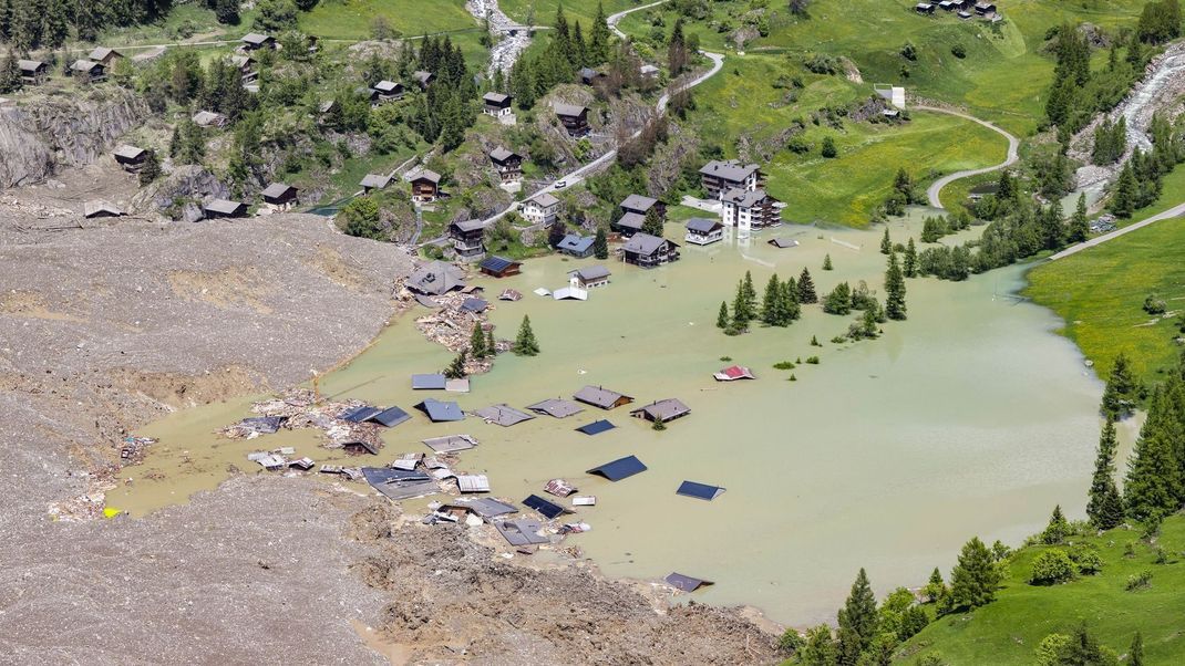 Die Talbewohner bangen nach Gletscherabbruch wegen Wassermassen.