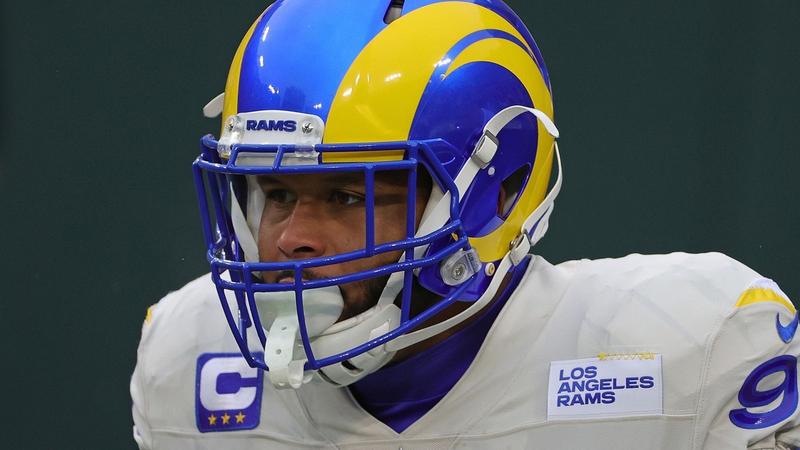 
                <strong>Verlierer: Aaron Donald</strong><br>
                Die Los Angeles Rams galten als das Team in der NFL mit der stärksten Defense, Defensive Tackle Aaron Donald als bester Verteidiger der Liga. Nicht wenige Experten nannten den 29-Jährigen sogar als möglichen MVP-Anwärter. Donald verletzte sich im Wild-Card-Game gegen die Seahawks allerdings zur Unzeit an den Rippen und wirkte gegen die Green Bay Packers nicht fit. Lediglich ein Tackle stand am Ende für Donald zu Buche, der Passrush der Rams war nur ein laues Lüftchen. Die Kreise seines Namensvetters Aaron Rodgers konnte Donald so nicht einschränken.
              