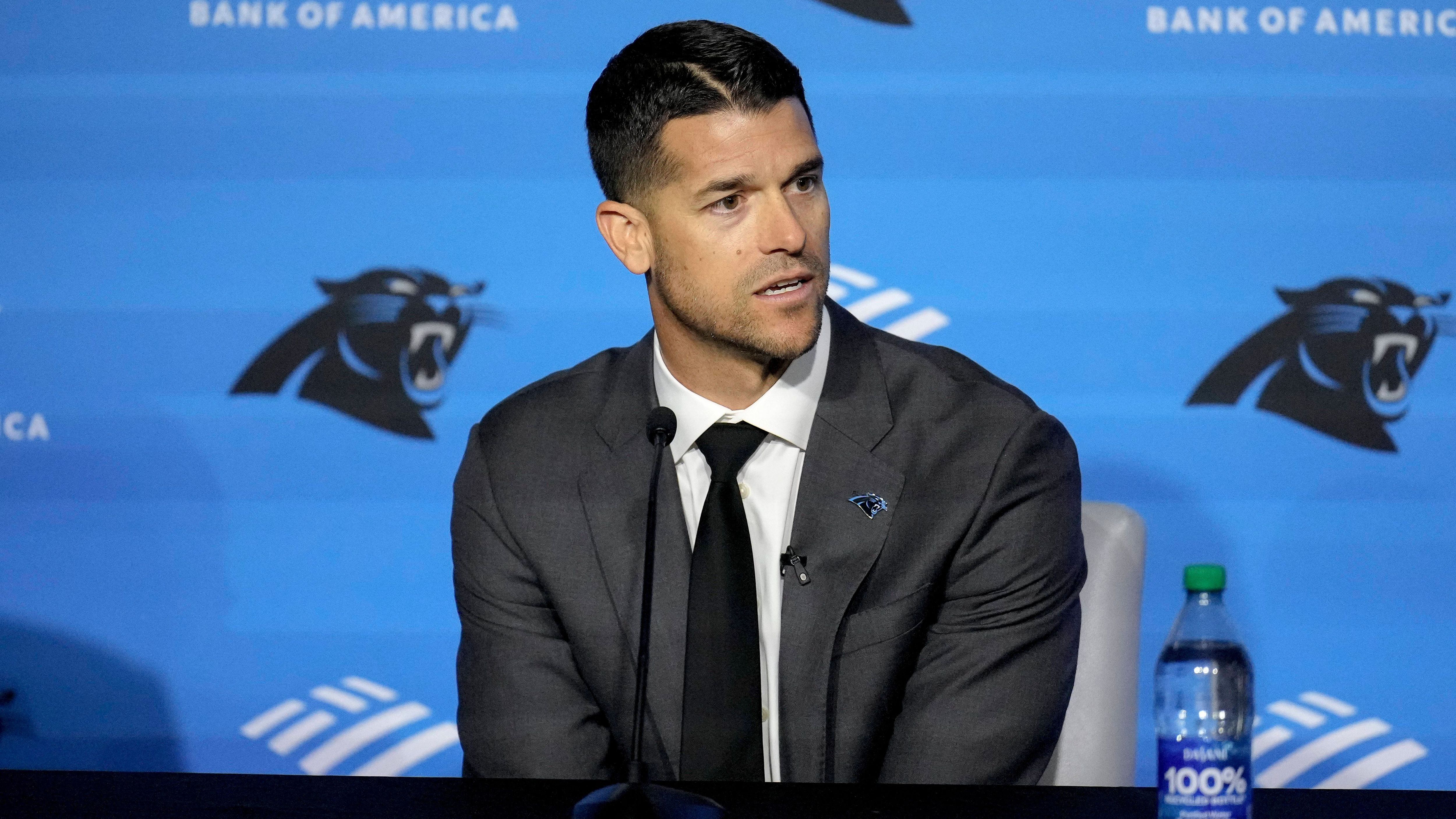 <strong>Dave Canales (Head Coach der Carolina Panthers)</strong><br>Die Carolina Panthers gehören schon seit Jahren zu den schlechtesten Teams der NFL, was sie auch 2023 wieder bewiesen haben. Auch personell lief es nicht wie gewünscht. Head Coach Frank Reich wurde zügig entlassen, Quarterback und Nummer-1-Pick Bryce Young erwies sich bei nur zwei Siegen und 15 Pleiten noch nicht als der erhoffte Heilsbringer.