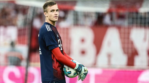 
                <strong>Christian Früchtl (FC Bayern München, geboren am: 28. Januar 2000)</strong><br>
                Bereits im Januar 2016 durfte Bayerns Nachwuchstorwart Christian Früchtl als damals 15-Jähriger mit ins Trainingslager der Münchner Profis nach Katar reisen. Mittlerweile ist der 1,93-Meter-Hüne volljährig, wartet aber noch auf sein Profi-Debüt. In der laufenden Saison spielte Früchtl vorwiegend in der Regionalliga Bayern für die zweite Mannschaft des FCB sowie in der UEFA Youth League. Zuletzt verlängerte das Eigengewächs seinen Vertrag bis zum Sommer 2020. Inwieweit ihm die Münchner einen baldigen Einstieg ins Profigeschäft zutrauen, bleibt abzuwarten. Als sich Manuel Neuer vor einigen Monaten verletzte, holte man lieber Oldie Tom Starke aus der Fußball-Rente zurück als auf Früchtl als feste Nummer 2 hinter Neuer-Vertreter Sven Ulreich zu setzen.
              