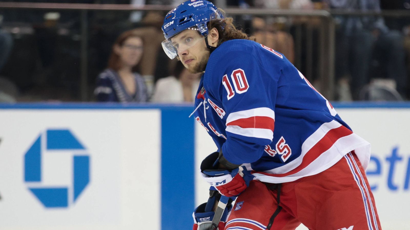 
                <strong>Artemi Panarin (New York Rangers)</strong><br>
                Der 29-Jährige wechselte 2015 aus seiner Heimat Russland zu den Chicago Blackhawks in die NHL. Er fasste schnell Fuß, wurde in seiner ersten Saison bester Rookie. Auch bei den Columbus Blue Jackets hielt der Flügelspieler sein hohes Niveau mit 82 und 87 Scorerpunkten. Im Sommer 2019 war er der wohl gefragteste Free Agent, und als die New York Rangers zuschlugen, waren die 11,6 Millionen Dollar pro Jahr das zweithöchste Gehalt hinter Connor McDavid. Er will dabei helfen, dass die Rangers zumindest in New York die alte Hackordnung wieder herstellen und sich vor den Islanders platzieren.
              