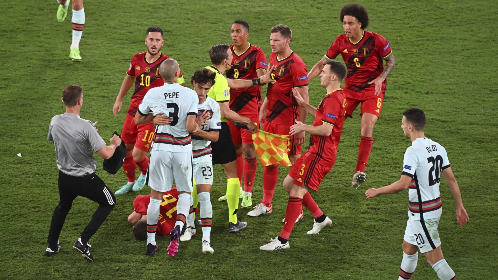 
                <strong>Belgien</strong><br>
                Belgien ist nach Italien und den Niederlanden das dritte Team, das mit drei Siegen durch die Gruppenphase marschierten. Doch so souverän der Weltranglisten-Erste dort war, im Achtelfinale zitterten sich die deutschen Nachbarn weiter. Beim 1:0 gegen Portugal erarbeitete sich Belgien kaum eine klare Torchance, in der Schlussphase scheiterte Portugal mehrfach an Thibaut Courtois, dem Pfosten und sich selbst. Da hat Belgien mächtig Glück gehabt.
              