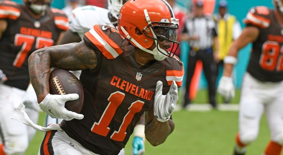 
                <strong>NFL: Gewinner und Verlierer von Week 3</strong><br>
                Terrelle Pryor  (Gewinner): Ohne zwei Stamm-Quarterbacks mussten die Cleveland Browns gegen die Miami Dolphins ran und fanden eine unkonventionelle Lösung: Neben Rookie Cody Kessler kam auch Wide Receiver Pryor bei einigen Snaps als Quarterback zum Einsatz. Und der machte das gar nicht so schlecht: Als dritter Spieler seit 1960 schaffte Pryor 20 Passing Yards, 20 Rushing Yards und 100 Receiving Yards in einem Spiel. Ach ja: Auch als Safety kam das Multitalent bei einem Snap zum Einsatz.
              