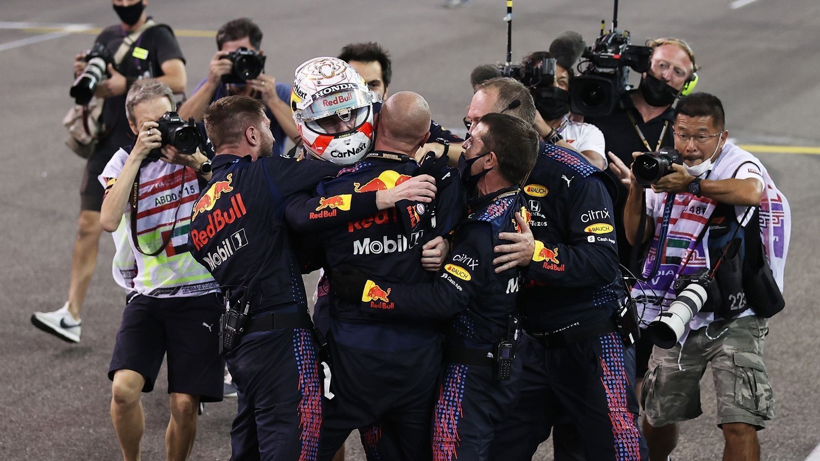 
                <strong>Formel 1: Max Verstappen Weltmeister - so lief das völlig irre Finale in Abu Dhabi</strong><br>
                Was für eine irre Show, was für ein dramatisches Formel-1-Finale in Abu Dhabi: Max Verstappen sichert sich seinen ersten Titel auf den letzten Metern einer denkwürdigen Saison. Wir haben die Bilder des Showdowns.
              