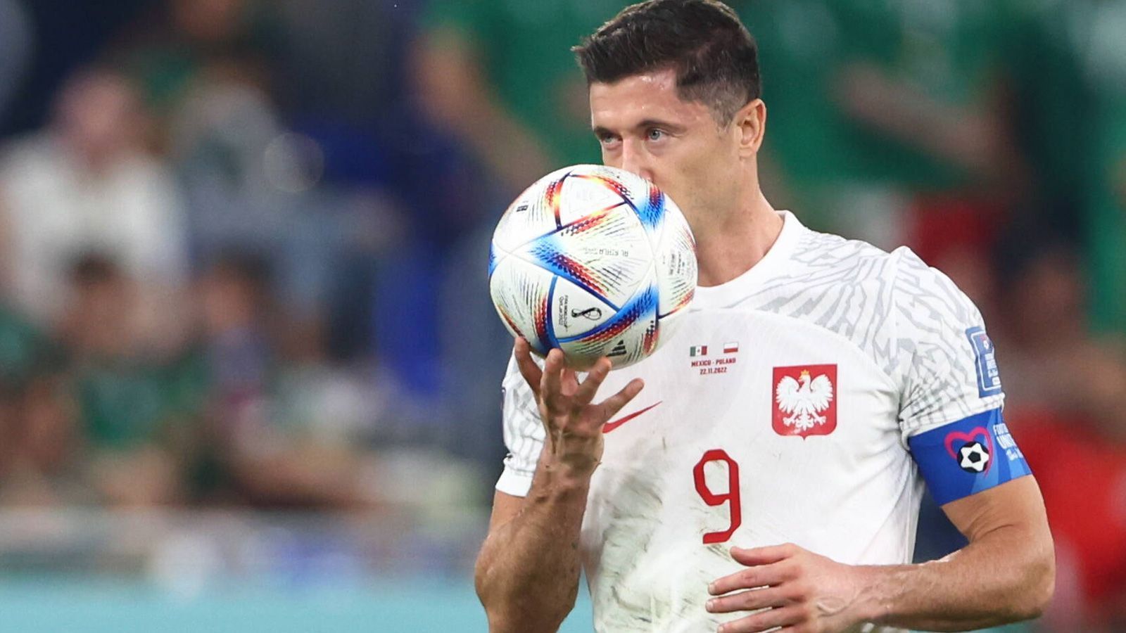 
                <strong>Lewandowski-Watch: So schlug sich Polens Stürmer gegen Mexiko</strong><br>
                Diese Chance lässt sich Lewandowski natürlich nicht entgehen. Noch schnell ein Küsschen für den Ball. Gelingt der erste WM-Treffer?
              