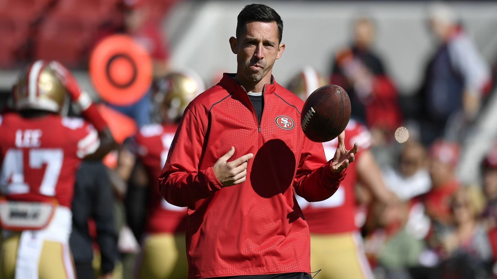 
                <strong>Kyle Shanahan (Head Coach der San Francisco 49ers)</strong><br>
                Als Offensive Coordinator der Atlanta Falcons erlangte Kyle Shanahan einen exzellenten Ruf. Zur Saison 2017 nahm er bei den San Francisco 49ers erstmals das Amt des Head Coaches ein. 2004 und 2005 war er unter Gruden noch bei den Buccaneers als Offensive-Quality-Control-Coordinator tätig.
              