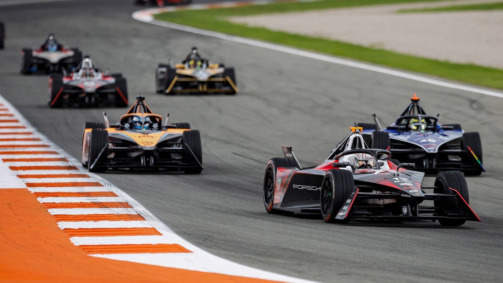 
                <strong>Hersteller (Formel E)</strong><br>
                Die Formel E boomt immer noch, die Startaufstellung ist mit elf Teams proppevoll. 2023 am Start: Neben Porsche zum Beispiel auch Maserati, Jaguar, Nissan, Dragon, NIO und Mahindra.
              