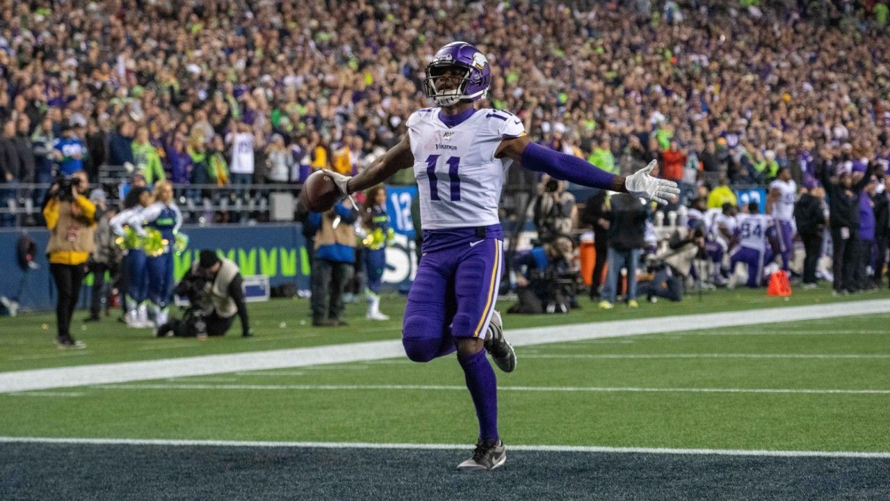 
                <strong>Laquon Treadwell (Atlanta Falcons) </strong><br>
                Laquon Treadwell wurde im Draft 2016 an 23. Stelle von den Minnesota Vikings ausgewählt und spielte seine gesamten Rookie-Jahre bei dem Team. In seiner Zeit bei den Vikings kam er insgesamt auf 702 Yards und nur zwei Touchdowns - in vier Jahren. Das kuriose dabei: Er spielte dabei in 53 Spielen. So fiel er nur selten aufgrund einer Verletzung aus und hatte genügend Einsatzzeit, um sich zu beweisen. Für die kommende Saison unterschrieb er einen Vertrag bei den Atlanta Falcons, vielleicht gelingt ihm hier ein Neuanfang.ran Einschätzung: Laquon Treadwell wird eines der größten Missverständnisse der jüngeren Draft-Geschichte bleiben. Seinen hohen Wert als Erstrunden-Pick konnte er nie zurückzahlen. Nach ihm im Draft wurden übrigens Spieler wie Michael Thomas, Tyler Boyd oderTyreek Hill ausgewählt. 
              