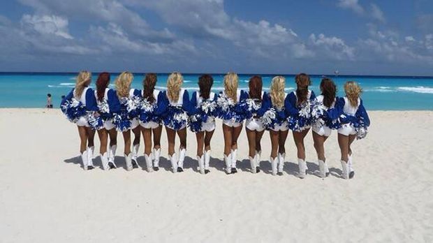 
                <strong>Dallas Cowboys Cheerleaders </strong><br>
                Ein etwas anderer Anblick: Die Dallas Cowboys Cheerleaders (DCC) in Uniform am Strand von Cancun (Mexiko). Die Girls gehören zu den bekanntesten Cheerleader-Teams der Welt. 
              