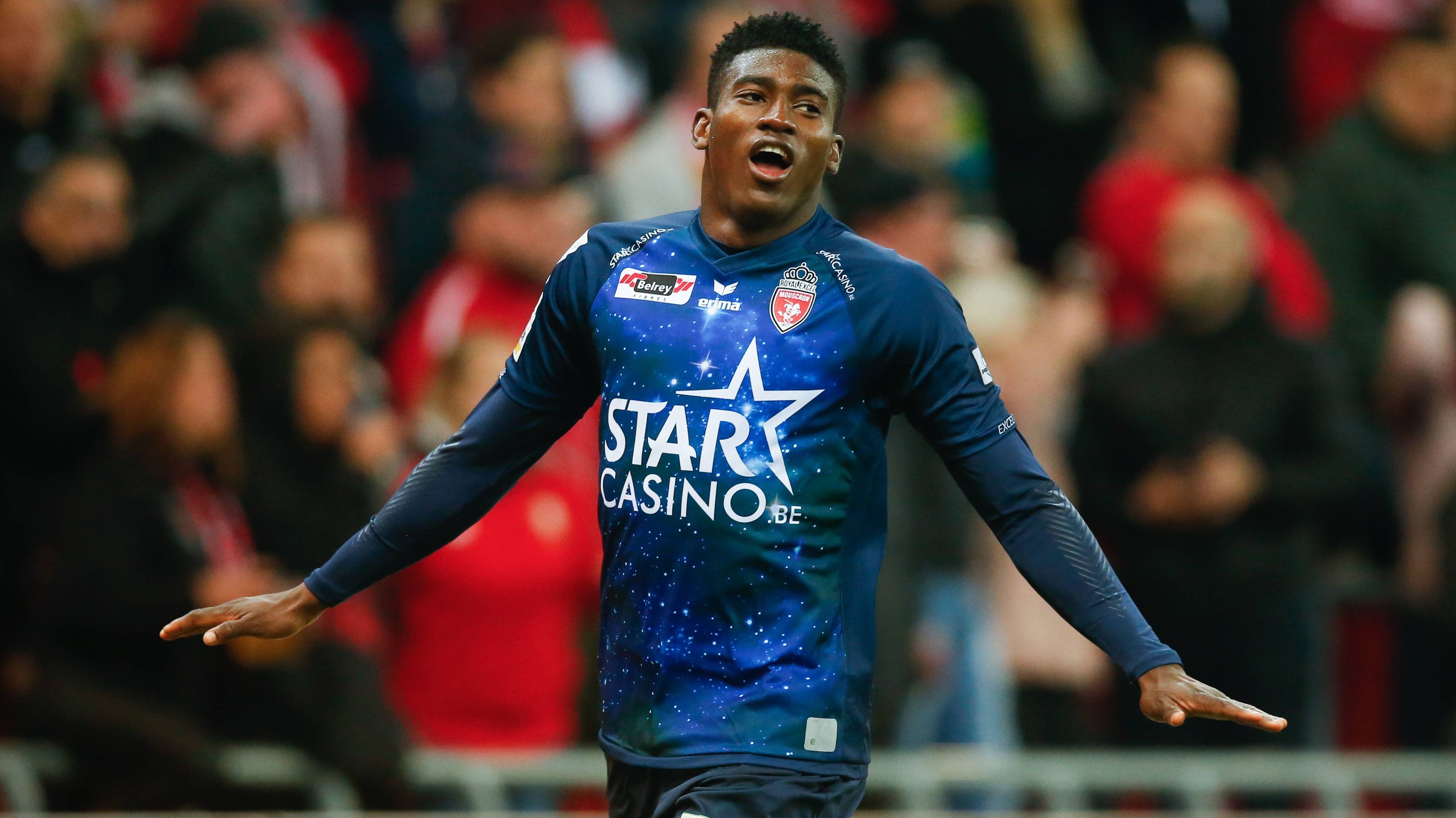 
                <strong>Taiwo Awoniyi (1. FSV Mainz 05)</strong><br>
                Der 1. FSV Mainz 05 hat auf den monatelangen Ausfall von Stürmer Jean-Philippe Mateta reagiert und einen Ersatz verpflichtet. Vom FC Liverpool kommt der Nigerianer Taiwo Awoniyi für eine Saison auf Leihbasis. In der vergangenen Saison lief der 21-Jährige ebenfalls auf Leihbasis für KAA Gent auf. Nach erfolgloser Hinrunde wurde der Stürmer zu Royal Mouscron weiterverliehen, für die er in der Rückrunde der Jupiler Pro League und den Playoffs mit elf Toren und drei Assists überzeugen konnte. "Taiwo Awoniyi hat es in seinem noch jungen Leben an seinen Standorten immer geschafft, sich durchzusetzen und sich durchzubeißen. Er ist ein Kämpfer, ein sehr robuster Spieler, der als Teamplayer für seine Mannschaft immer vollen Einsatz zeigt. Taiwo ist ein Stürmer mit Tiefgang, er fühlt sich pudelwohl in der Box und zeichnet sich dadurch aus, dass er immer den kürzesten Weg zum Tor sucht", erklärte Sportvorstand Rouven Schröder. Awoniyi spielte bereits in der Saison 2015/16 beim damaligen Zweitligisten FSV Frankfurt in Deutschland und erzielte dabei in 13 Spielen einen Treffer.
              