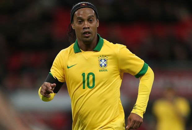 
                <strong>Ronaldinho (Brasilien - Atletico Mineiro)</strong><br>
                Auch seine Zeit in Brasiliens Nationalmannschaft ist vorbei. Zuletzt durfte der Alt-Star im Januar 2013 in England ran, um auf 100 Länderspiele zu kommen.
              