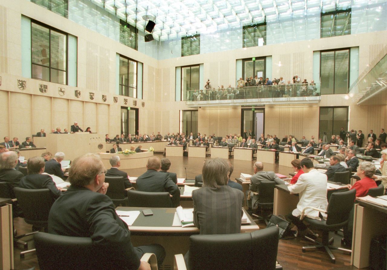 Am 29. September 2000 findet die erste Sitzung des Bundesrates nach dem Umzug des Dienstsitzes nach Berlin in die in Leipziger Straße 3-4 statt.