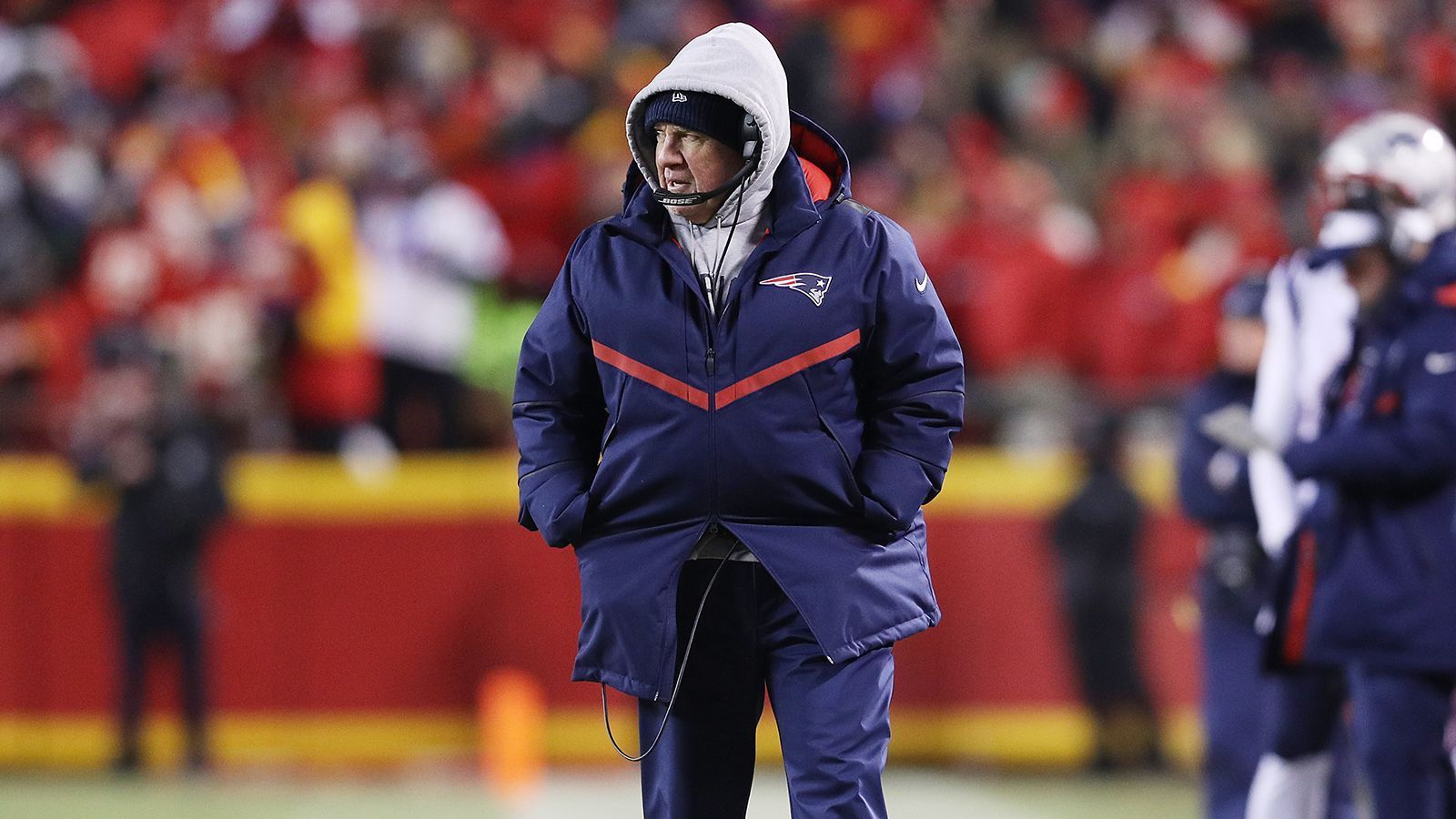 
                <strong>Gewinner: Coaching-Staff der Patriots </strong><br>
                Um gegen die beste Offense der Liga zu bestehen, brauchten die Patriots einen Plan. Und die Strategie, die sich Head Coach Bill Belichick, Offensive Coordinator Josh McDaniels und de-facto Defensive Coordinator Brian Flores ausgedachte hatten, funktionierte so gut, dass die Chiefs in Halbzeit eins nicht wussten, wo hinten und vorne ist. Kansas City brachte in den ersten beiden Quartern insgesamt nur 47 Yards zustande, bei gerade mal 15 Plays. Die Patriots hingegen stellten mit 18 First Downs und einer 14:0-Führung zur Pause früh die Weichen auf Sieg. Dass sich die Chiefs nochmal aufbäumen und die Overtime erzwingen konnten, spricht für die Stärke von Quarterback Patrick Mahomes und Head Coach Andy Reid.
              