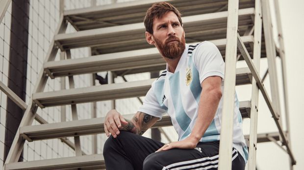 
                <strong>Argentinien</strong><br>
                Vize-Weltmeister Argentinien läuft in klassischen, der Länge nach gestreiften Trikots auf. Superstar Lionel Messi präsentierte die blau-weißen Heimtrikots der "Albiceleste" für die WM.
              