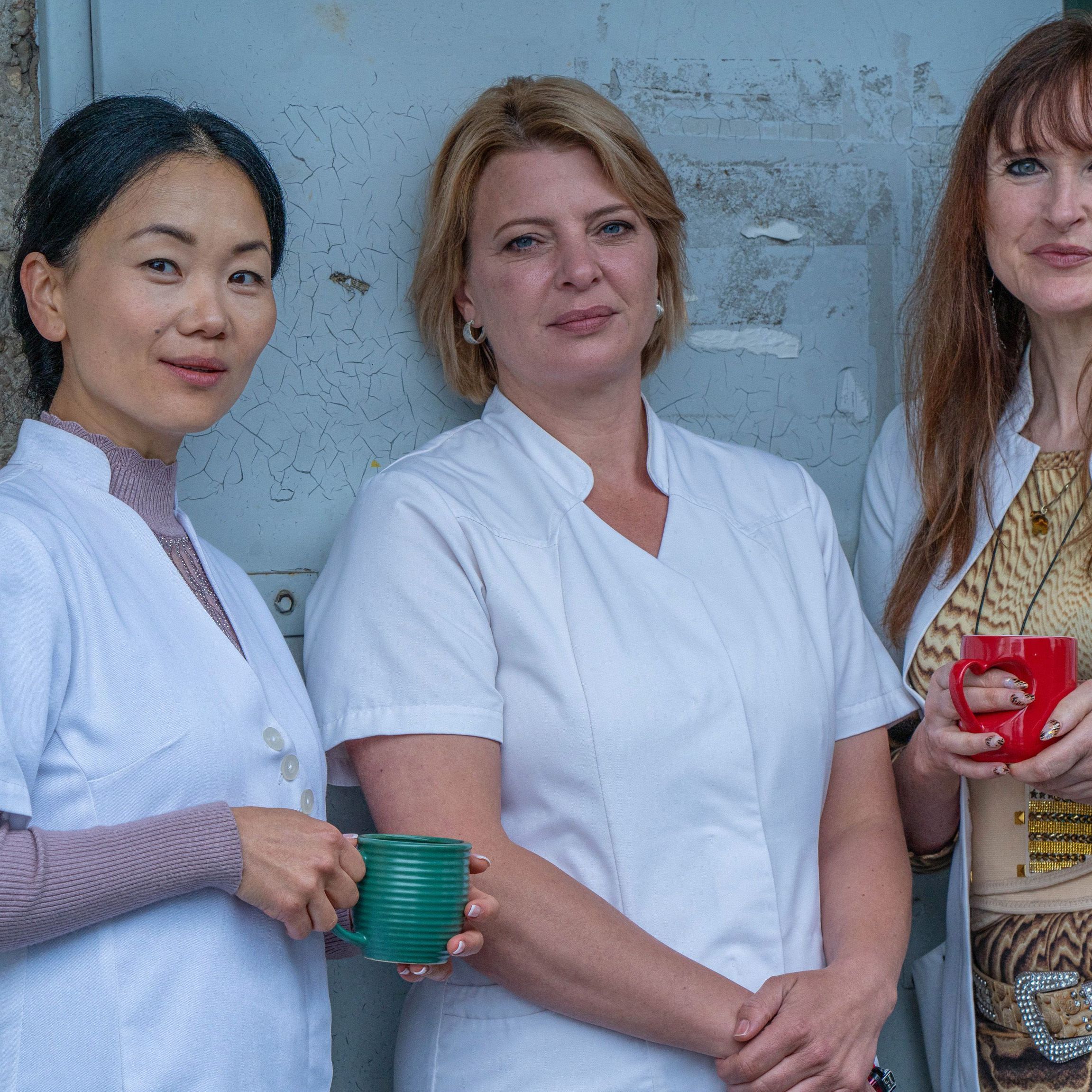 „Beauty Oase Marzahn“: Kathi Grabowski (Jördis Triebel, Mitte) wird im Team von Chefin Jenny Chan (Yvonne Yung Hee Bormann, li.) und Kosmetikerin Lulu Moll (Deborah Kaufmann, re.) aufgenommen.