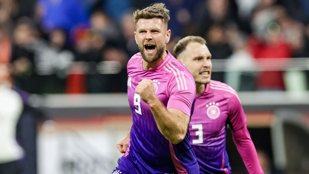 Niclas Füllkrug (l) und David Raum jubeln nach Füllkrugs Treffer zum 2:1 gegen die Niederlande.