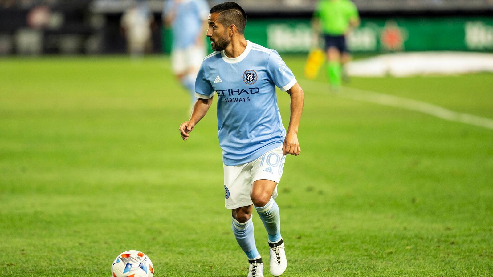 
                <strong>Platz 8: Maxi Moralez (New York City FC)</strong><br>
                Jahresgehalt: 3,285 Millionen US-Dollar (2,77 Millionen Euro) - Position: Offensiver Mittelfeldspieler - Alter: 34 Jahre
              