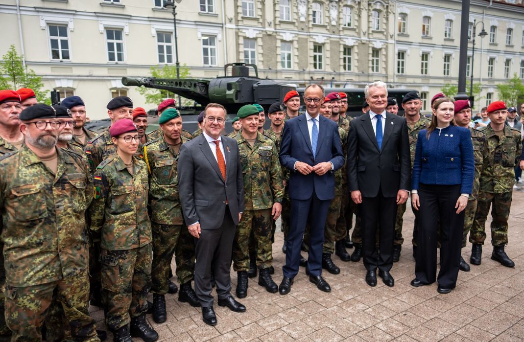 22.05.2025, Litauen, Vilnius: Bundeskanzler Friedrich Merz (CDU, 3.v.r.) steht neben Gitanas Nauseda (2.v.r.), Präsident von Litauen, Boris Pistorius (SPD, M), Verteidigungsminister, sowie Dovile Sakaliene (r), Verteidigungsministerin von Litauen, bei Soldaten der Panzerbrigade 45 nach dem Aufstellungsappell der Panzerbrigade 45. Die Panzerbrigade 45 der Bundeswehr ist dauerhaft in Litauen stationiert und soll die Ostflanke der NATO unterstützen. Foto: Michael Kappeler/dpa +++ dpa-Bildfunk +++