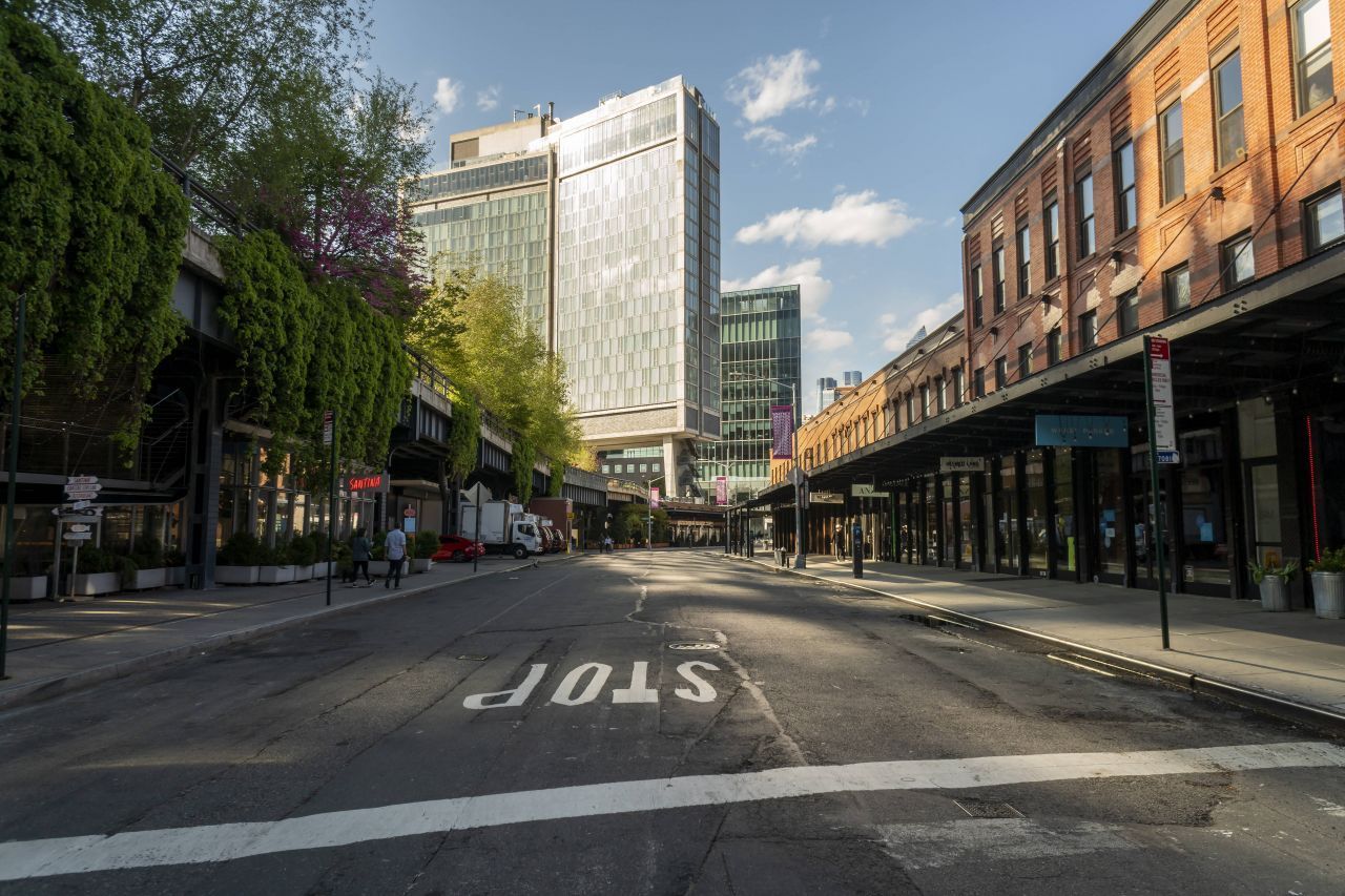 Früher gab's rund 250 Schlachthöfe im Meatpacking District. In den 1990ern zogen dann zahlreiche Designer-Labels in die leer stehenden Industrie-Gebäude ein - und seither ist von "New York’s most fashionable neighborhood" die Rede. Aber nicht nur das: Das Szeneviertel ist auch für seine edlen Restaurants und die lässigen Rooftop-Bars bekannt. Insider-Tipp: Im "The Standard Hotel" (848 Washington Street) hat man alles in einem