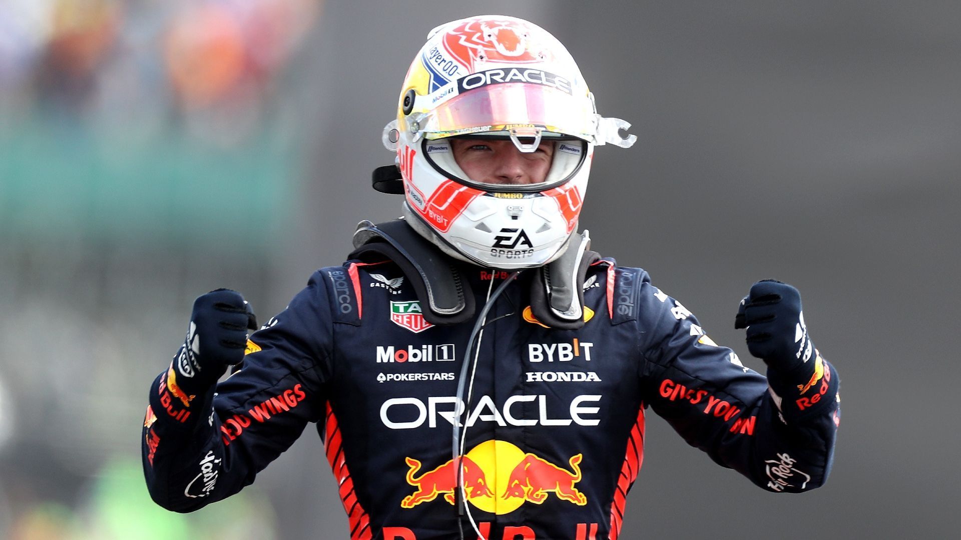 
                <strong>Gewinner: Max Verstappen</strong><br>
                Nach kleineren Problemen am Start, als er doch tatsächlich vom jungen Lando Norris kassiert wird, dreht der Weltmeister auf. Keine fünf Runden später macht er Ernst und überholt den McLaren-Fahrer. Der Rest ist – wie so oft in dieser Saison – eine Machtdemonstration auf vier Rädern. Auch wenn er die Konkurrenz diesmal nicht vollends deklassiert, lässt Verstappen keinen Zweifel daran, wer auch in diesem Jahr wieder Weltmeister wird. Nebenbei stellt der rasende Niederländer mit seinem sechsten GP-Sieg in Folge einen Rekord ein. Das schafften vor ihm nur Sebastian Vettel, Alberto Ascari, Michael Schumacher und Nico Rosberg.
              