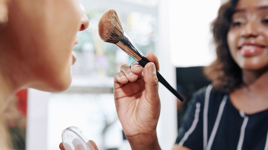 Puder, Puder, Puder – um den optimalen Halt für euer Make-up zu bekommen, fixiert den Primer noch vor der Foundation mit etwas Puder.
