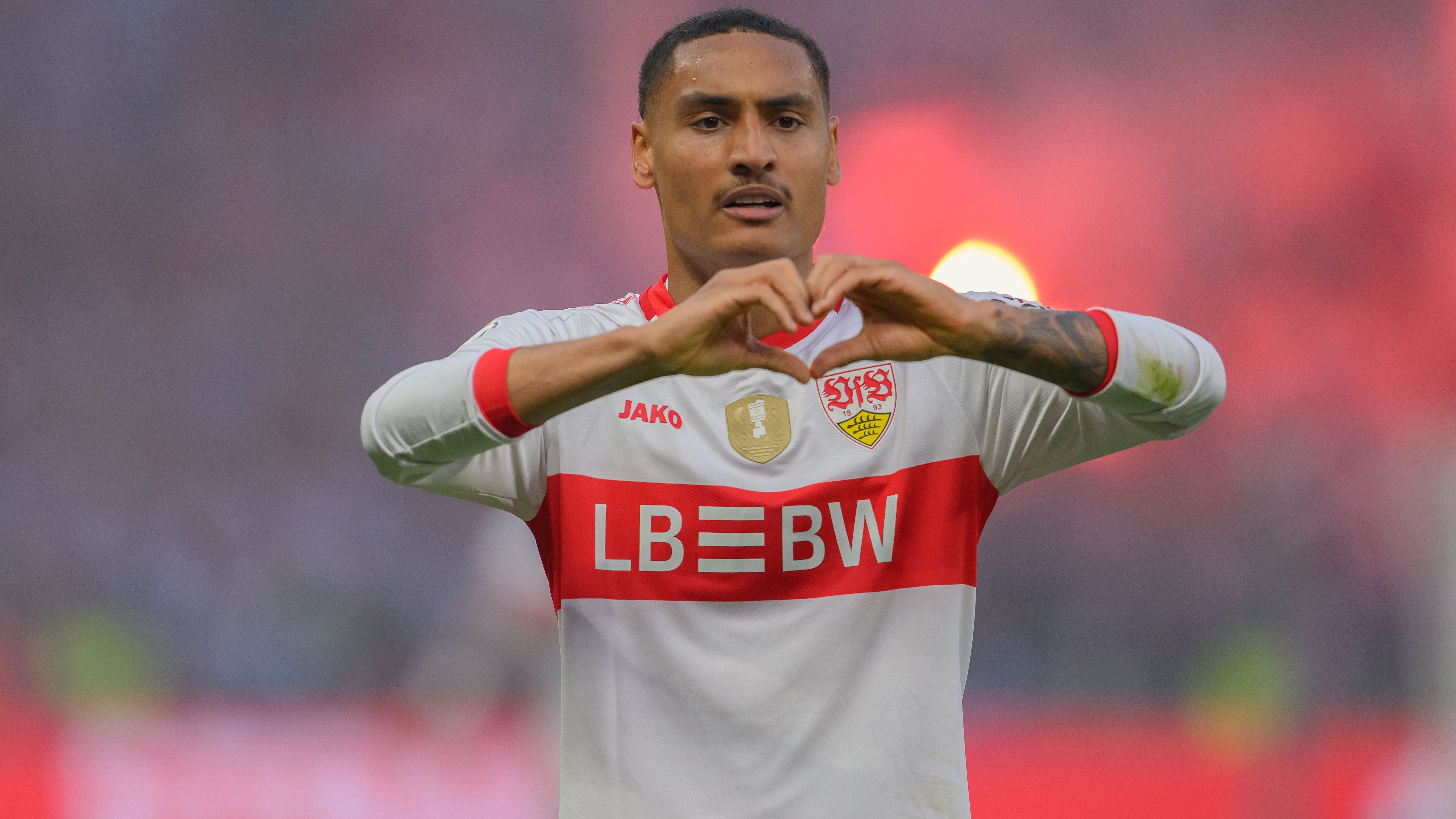 <strong>Enzo Millot (VfB Stuttgart)</strong><br>Beim VfB Stuttgart deutet sich der Abgang von Enzo Millot an. Der Mittelfeldspieler fehlte beim Test gegen Celta Vigo, soll laut "kicker" Transfergespräche mit Atletico Madrid führen. Laut "Bild" kann Millot die Schwaben für eine Ablösesumme von 20 Millionen Euro verlassen, da er in seinem Kontrakt eine Ausstiegsklausel in dieser Höhe haben soll. Millots Vertrag in Stuttgart läuft noch bis 2028.