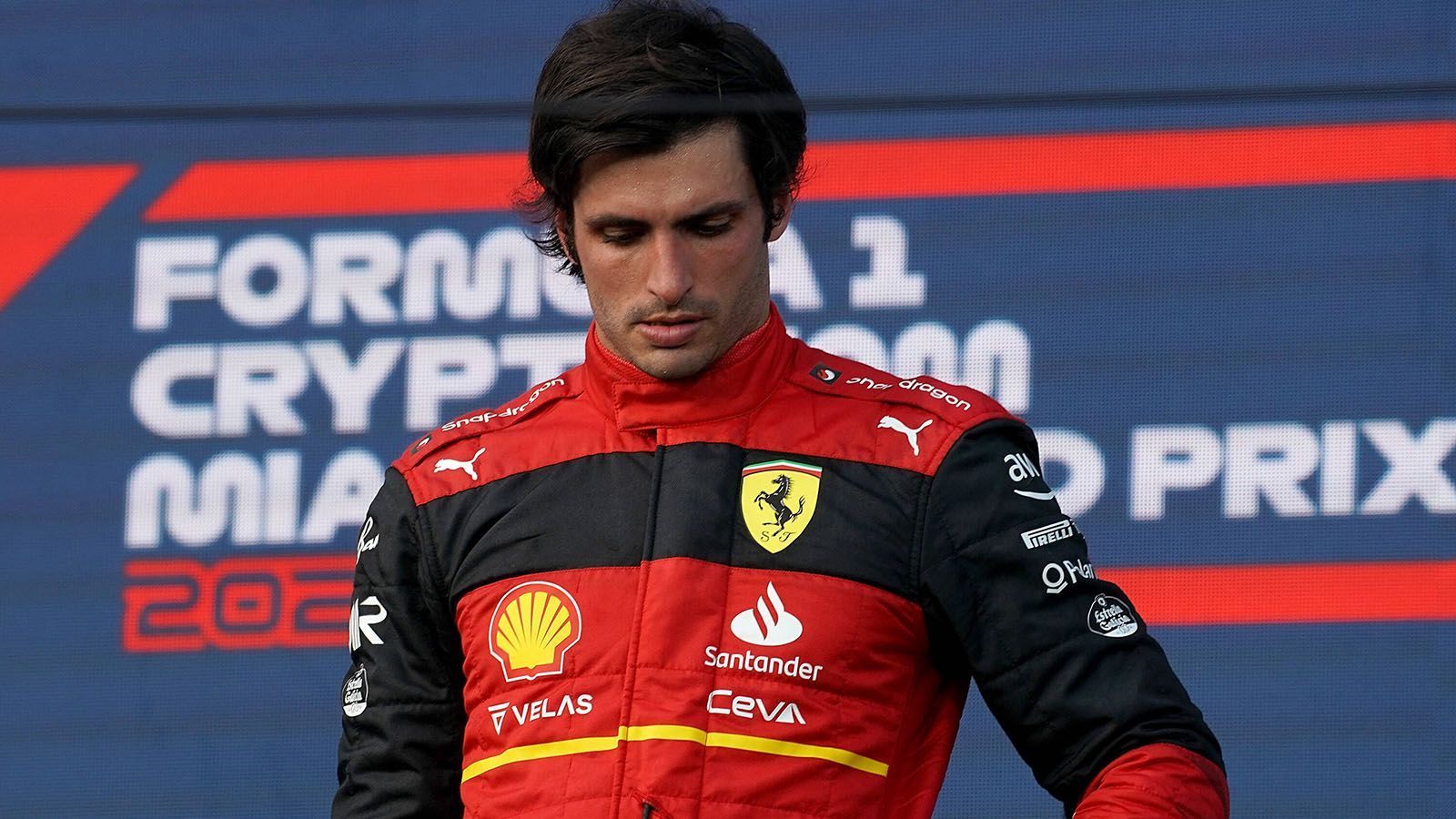 
                <strong>Carlos Sainz (Ferrari)</strong><br>
                Durchwachsener Saisonstart für den Spanier! In Australien fällt er nach einem Dreher aus, in Imola ist er an seinem Ausscheiden zwar nicht schuld, allerdings vergab er im Qualifying die Chance, sich höher einzusortieren, als er seinen Boliden in die Wand setzte. In jedem der anderen drei Rennen stand Sainz auf dem Podium. Trotzdem wäre deutlich mehr drin gewesen. ran-Note nach fünf Rennen: 
              