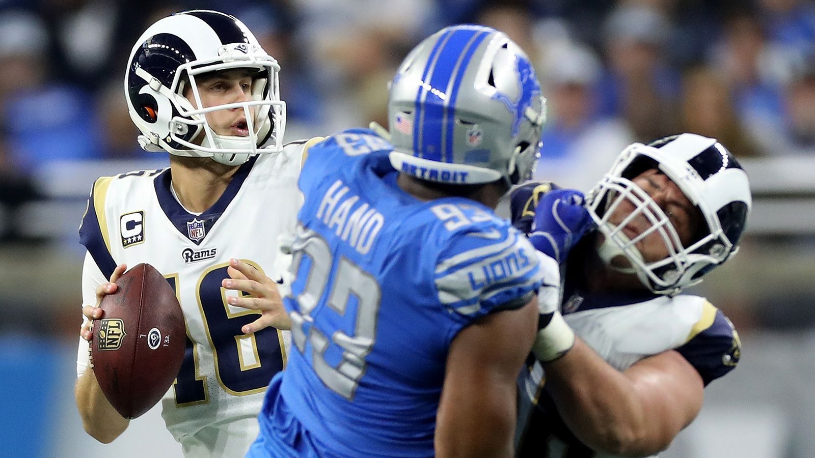
                <strong>Landing Spots für Jared Goff: Detroit Lions</strong><br>
                Jetzt wird's kompliziert, obwohl es auf den ersten Blick sehr einfach klingt. Gerüchten zufolge wollen die Rams den wechselwilligen Lions-Quarterback Matthew Stafford holen, Goff könnte also ein Thema in Detroit sein. Einfach tauschen? So leicht ist das nicht. Denn die Lions würden unter Berücksichtigung des Dead Caps mit einem Minus von 13 Millionen Dollar aus einem wechselseitigen Trade gehen. Der aktuelle Cap Space beträgt nur drei Millionen Dollar. Wird Goff im Vergleich zu Stafford das Spiel so positiv beeinflussen, dass sich dieses Risiko lohnt? Wohl eher nicht. Außerdem müssen die Lions schnell entscheiden, am 27. März wird ein Roster Bonus von zehn Millionen Dollar fällig. Schlecht für die Rams, die pokern müssen.
              