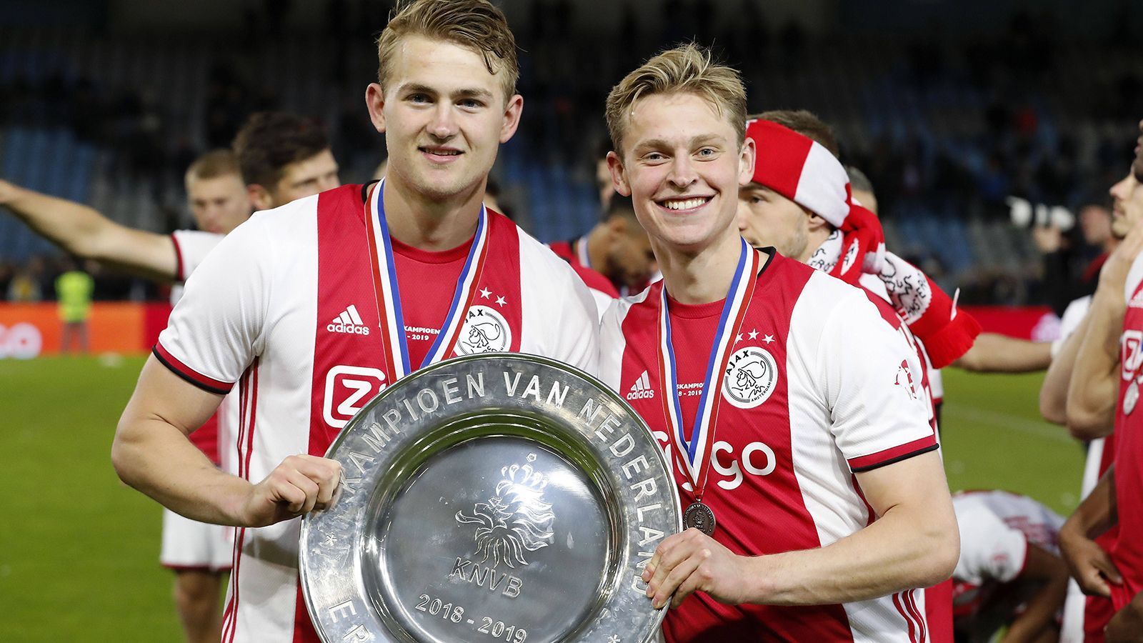 
                <strong>3. Platz - Ajax Amsterdam: 375,28 Mio.</strong><br>
                Teuerste Verpflichtungen: Miralem Sulejmani (16,25 Mio.), Daley Blind (16 Mio.), Antony (15,75 Mio.) - Teuerste Abgänge: Matthijs de Ligt (Bild li., 85,5 Mio.), Frenkie de Jong (re., 75 Mio.), Hakim Ziyech (40 Mio.)
              