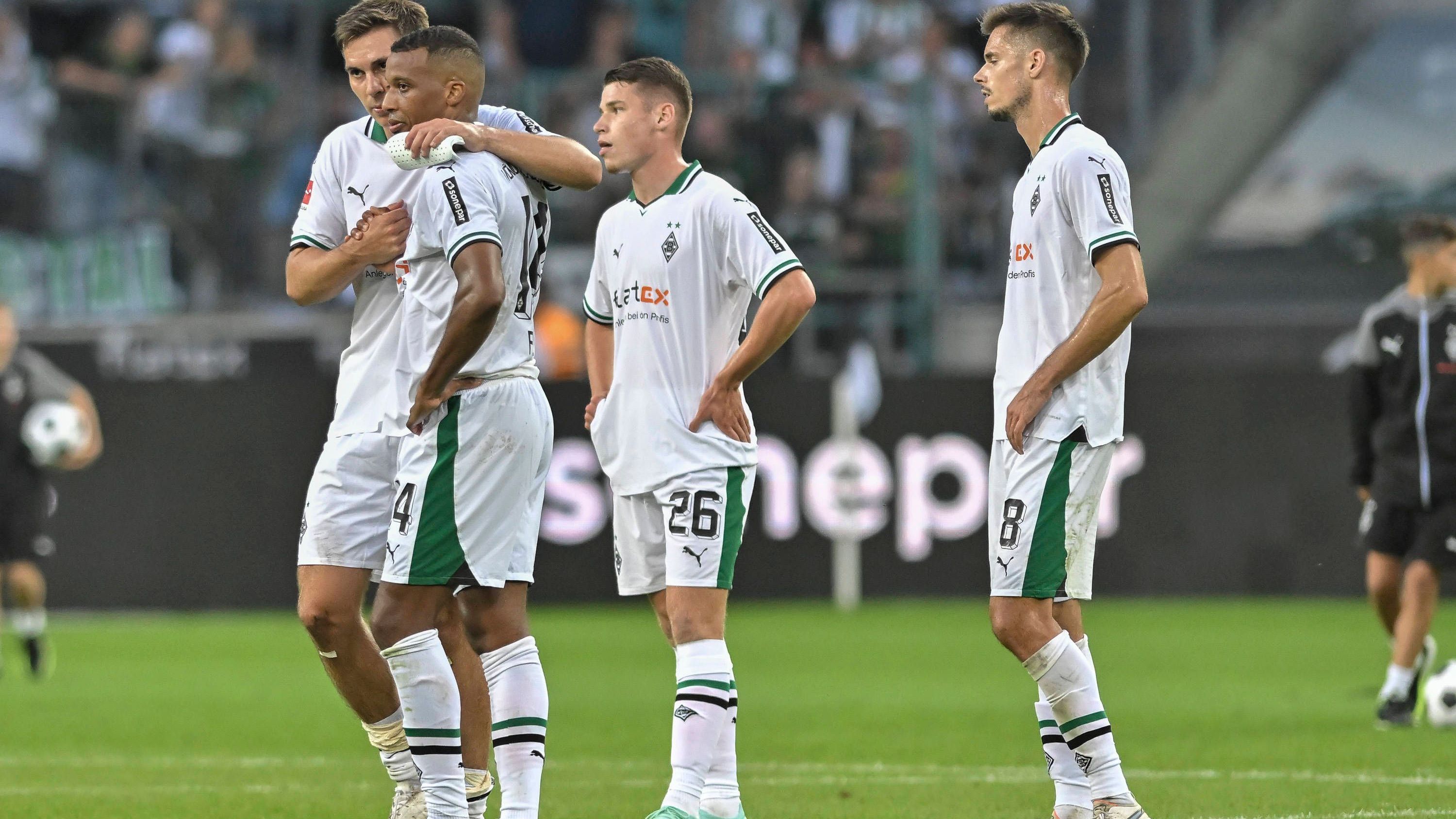 <strong>Flop: Borussia Mönchengladbach (Tabellenplatz 15, Bundesliga)</strong><br>Auch in der Bundesliga enttäuscht ein Team auf ganzer Linie: Borussia Mönchengladbach - die eigenen Fans hatten es im Sommer schon befürchtet. Die Abgänge von Marcus Thuram, Ramy Bensebaini und Jonas Hofmann sind bisher nicht zu verkraften. Die spärlichen rund 25 Millionen Euro Ablöse sind eher Hohn als Trost.