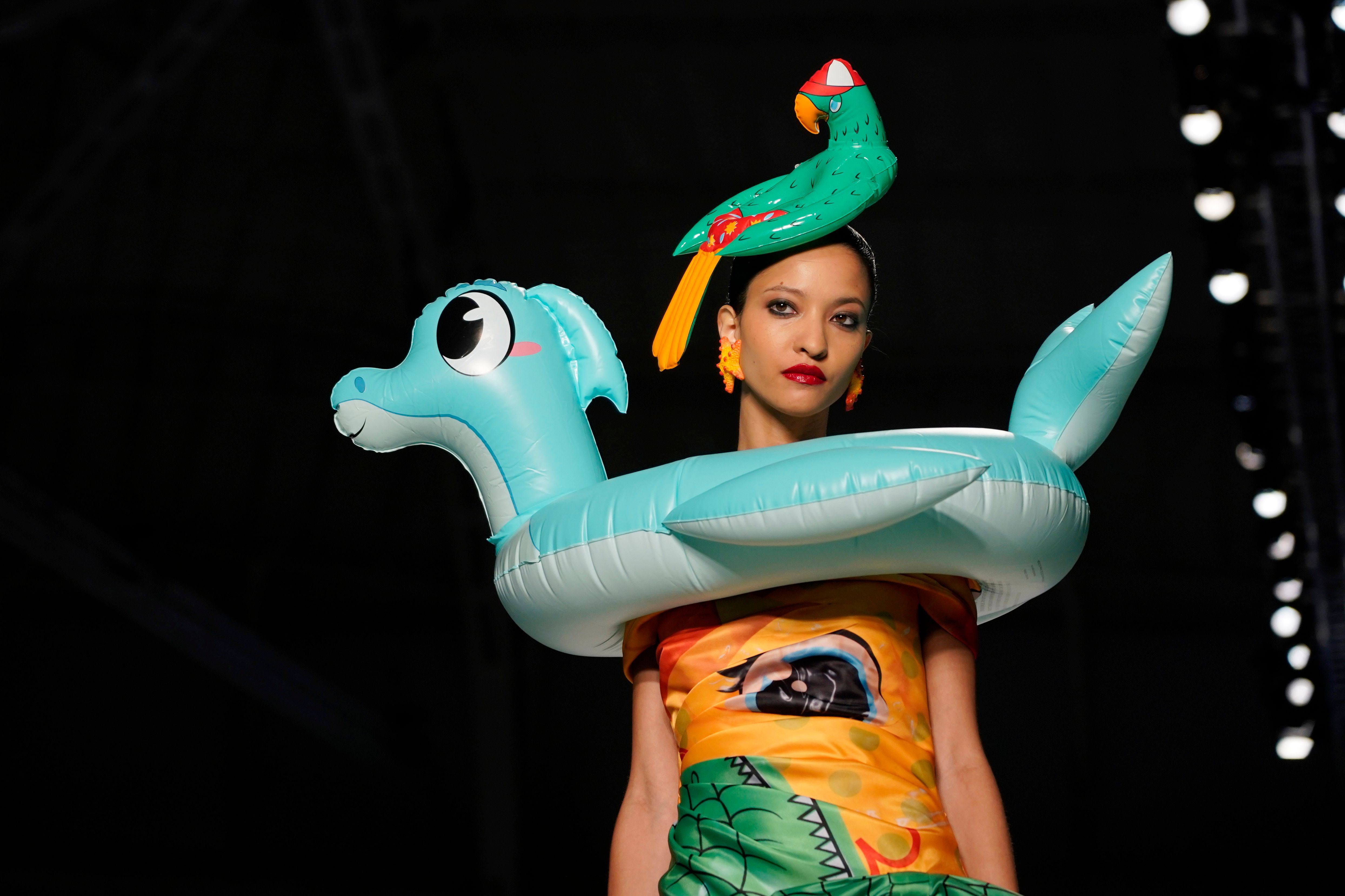 In der Moschino Spring/Summer Kollektion&nbsp;2023 schaffte es ein Schwimmreifen-Kleid auf dem Runway