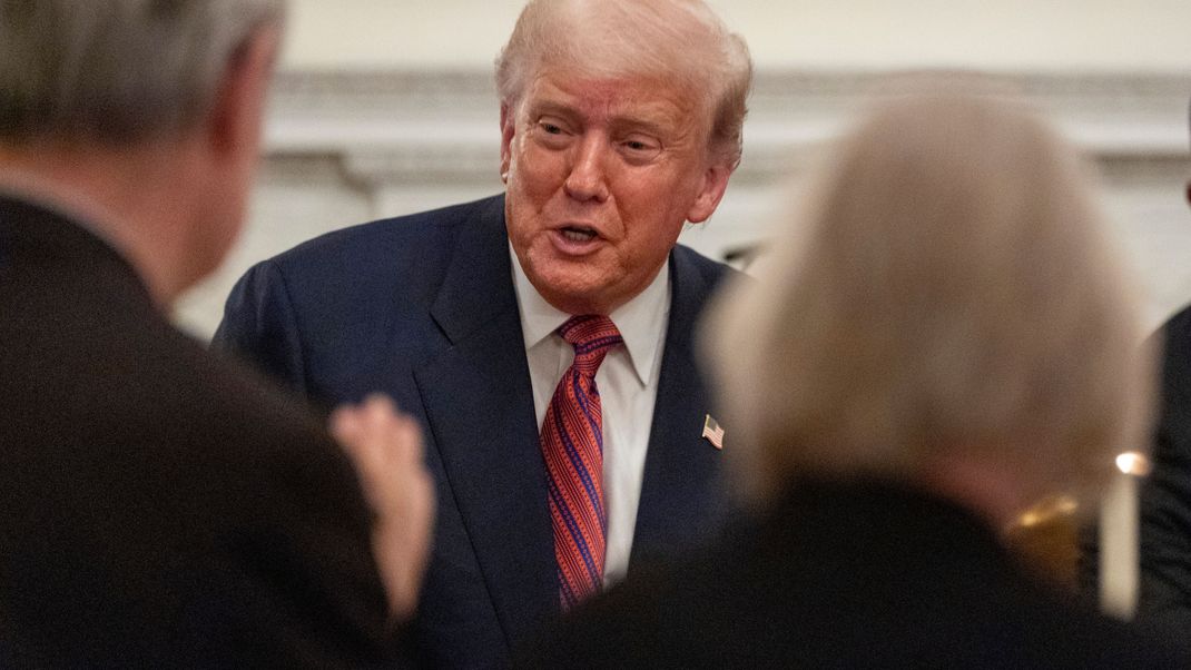 US-Präsident Donald Trump begrüßt seine Anhänger bei einem Abendessen für republikanische Senatoren im State Dining Room des Weißen Hauses in Washington.