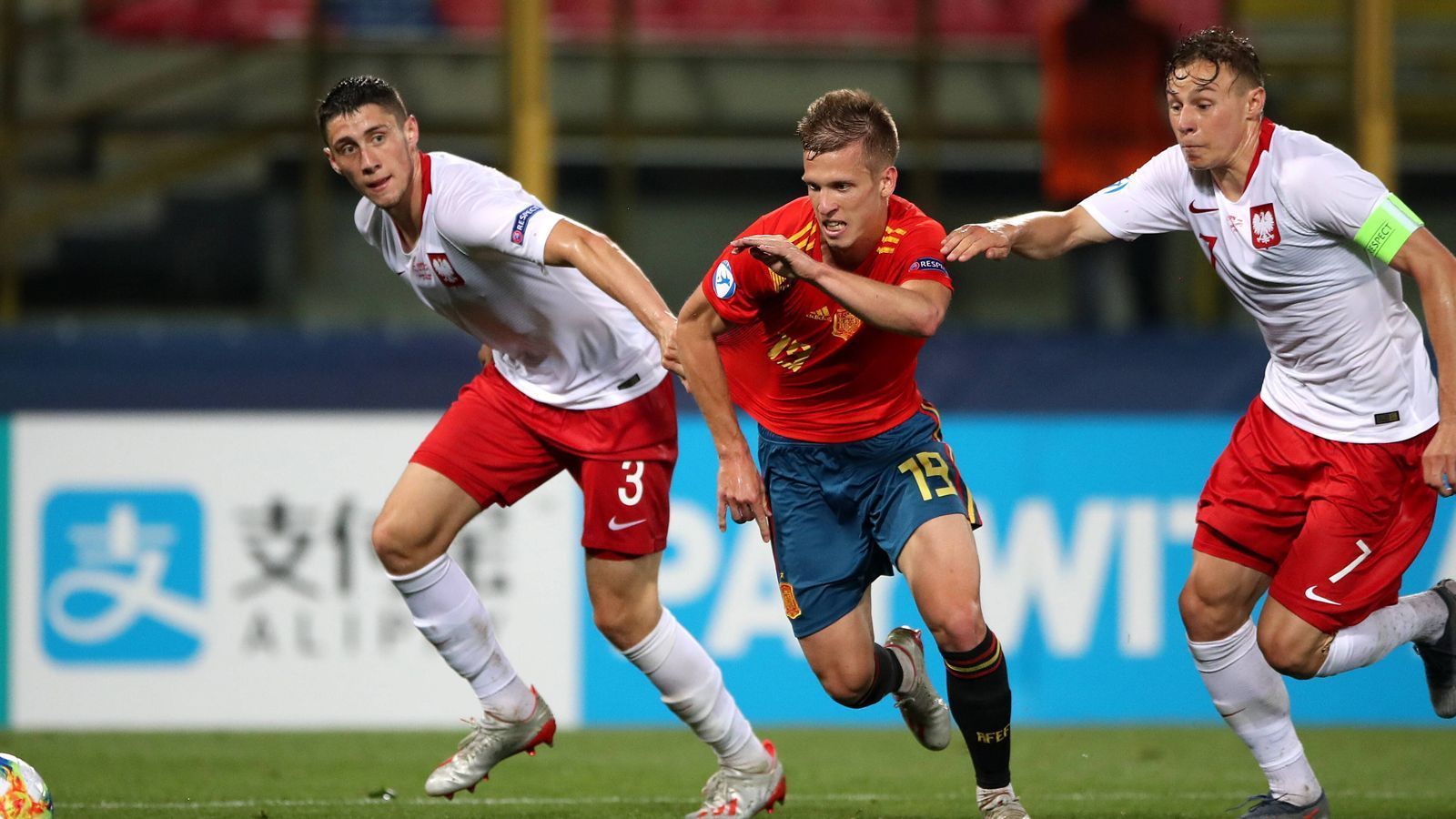 
                <strong>Dani Olmo</strong><br>
                Er hat mit seinen Leistungen das Interesse zahlreicher Topklubs geweckt. Auch bei Olmo soll Gladbach im Rennen sein, das aber laut "kicker" angeblich Bundesliga-Konkurrent Bayer Leverkusen macht. Die Verhandlungen sollen schon dementsprechend weit sein. Ablöse? Satte 25 Millionen Euro. 
              