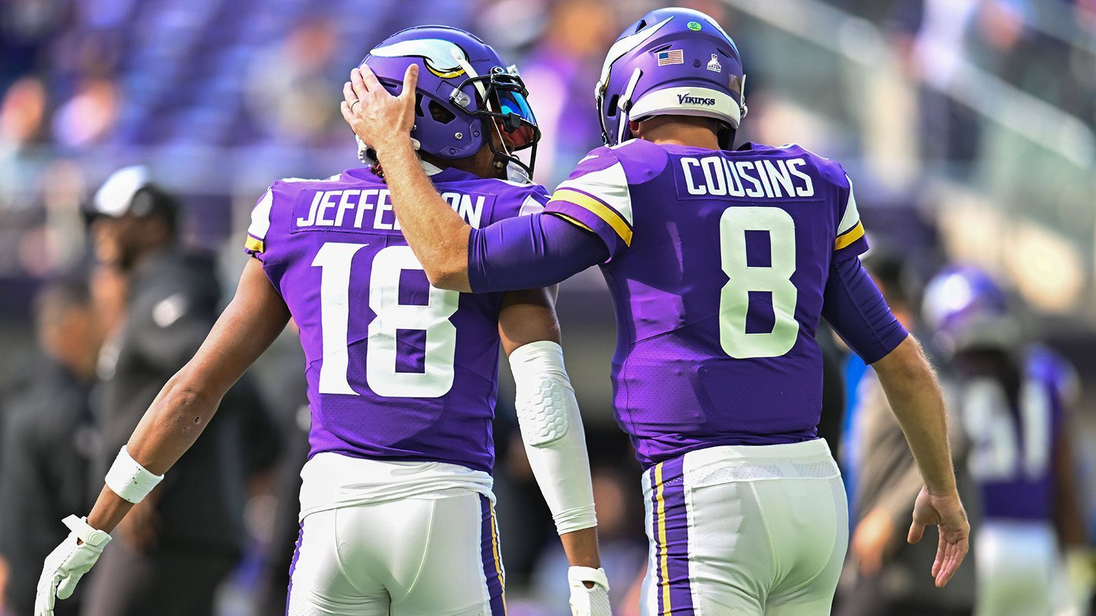 
                <strong>Minnesota Vikings </strong><br>
                Seit mittlerweile drei Jahren spielt Justin Jefferson in der NFL. Seine Statistiken? 324 Receptions, 4.825 Receiving Yards und 25 Touchdowns. Der Wide Receiver legt seit seinem NFL-Debüt unglaubliche Zahlen auf. Einige Fans würden sich freuen, wenn der 24-Jährige nun auch noch mit einem Top-QB zusammenspielen würde. Sicherlich: Kirk Cousins ist absolut solide. Aber gewinnt man mit ihm einen Titel?
              