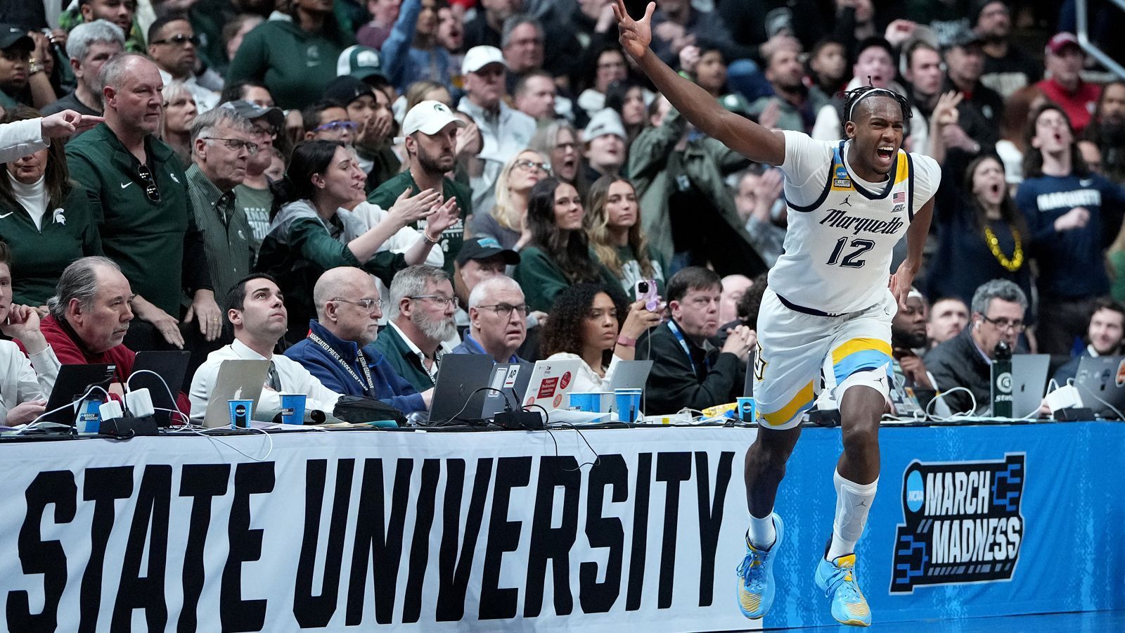 
                <strong>28. Pick: UTAH JAZZ Olivier-Maxence Prosper (Forward, Marquette, 3. Juli 2002) </strong><br>
                Stats 22/23: 12,5 Punkte, 4,7 Rebounds, Quoten: 51/34/74 (36 Spiele)Prosper könnte den Jazz vor allem defensiv weiterhelfen, sollten sie diesen Pick behalten. Der Kanadier ist sehr switchable und kann unterschiedlichste Aufgaben übernehmen, dank seiner enormen Spannweite (2,16 m) auch gegen deutlich größere Gegner verteidigen. Die Frage ist bei ihm, wie gut der Wurf funktioniert – das "D" in 3&D wird er ziemlich sicher liefern.
              