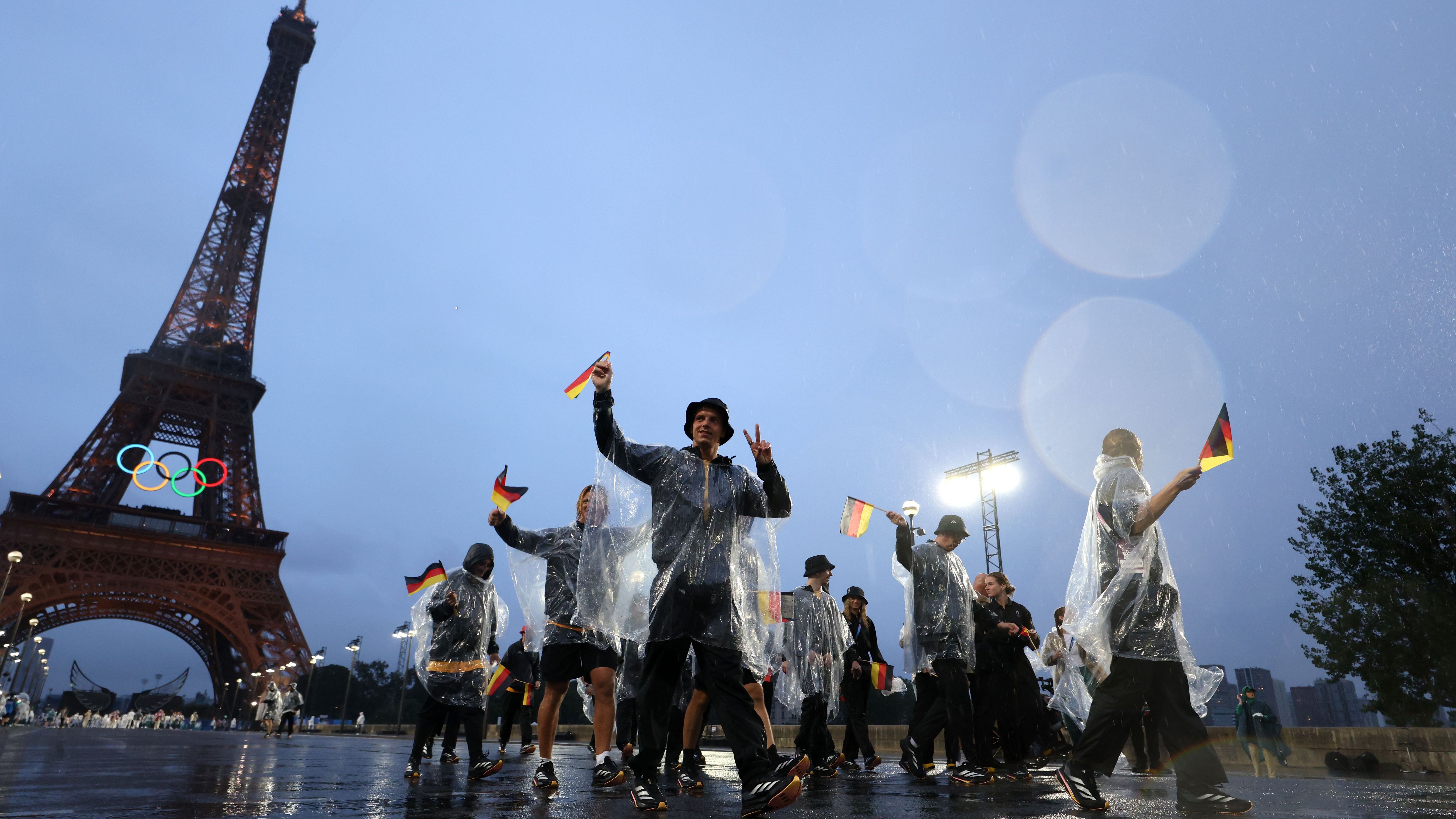 <strong>Olympia 2024: Die besten Bilder der Eröffnungsfeier in Paris</strong><br>Die deutsche Delegation ist wieder an Land und zieht unter dem strömenden Regen am Eiffelturm vorbei.