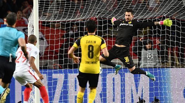 
                <strong>Roman Bürki</strong><br>
                Weil er Mendys Gewaltschuss nur abklatschen lässt, muss der Schweizer die Kugel wenige Sekunden später erstmals aus dem eigenen Netz holen. Beim 0:2 durch Falcao wird er von seinen Vorderleuten im Stich gelassen. Erst bei Jemersons Kopfball nach 50 Minuten kann er sich erstmals auszeichnen. Darf sich auch gegen Falcao, Mbappe und Lemar beweisen und bewahrt den BVB vor dem vorzeitigen Knockout. ran-Note: 4
              