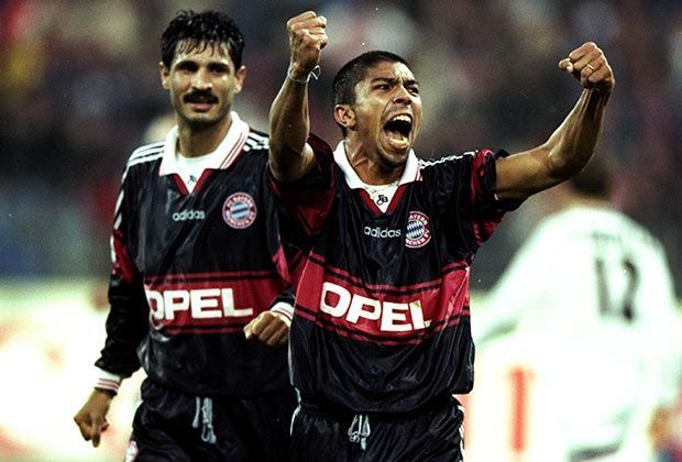 
                <strong>FC Bayern - ManUtd: 2:2 (1998/99, Gruppenphase, Hinspiel)</strong><br>
                30. September 98: Giovane Elber macht im ersten Aufeinandertreffen das frühe 1:0 für Bayern. Pechvogel des Spiels ist Teddy Sheringham, der in der 90. Minute mit einem Eigentor den 2:2-Endstand besorgt. Doch dieses Pech soll sich später noch ausgleichen ...
              