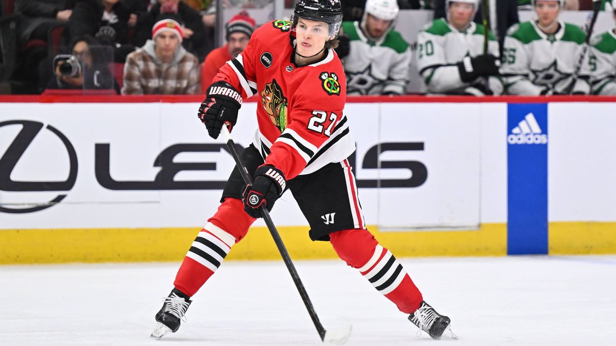 NHL, Eishockey Herren, USA Dallas Stars at Chicago Blackhawks Jan 13, 2024; Chicago, Illinois, USA; Chicago Blackhawks forward Lukas Reichel (27) passes the puck on the power play in the first peri...