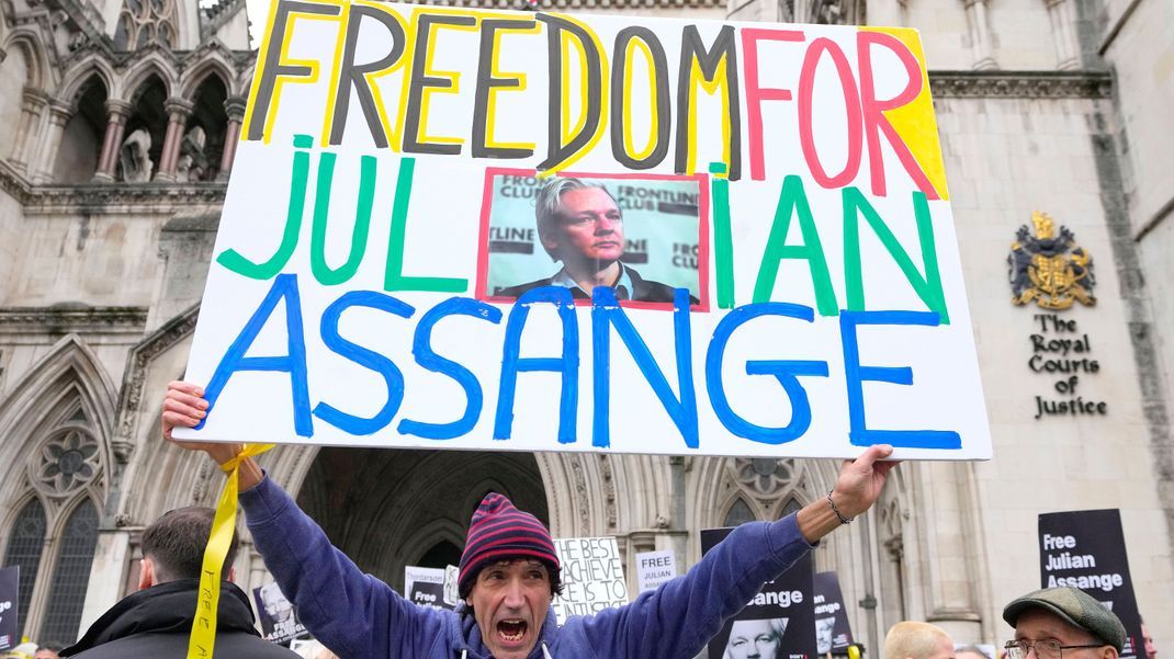 Demonstranten vor den Royal Courts of Justice. Wikileaks-Gründer Julian Assange wird vor dem Gericht seinen letzten Einspruch gegen die drohende Auslieferung an die USA einlegen.