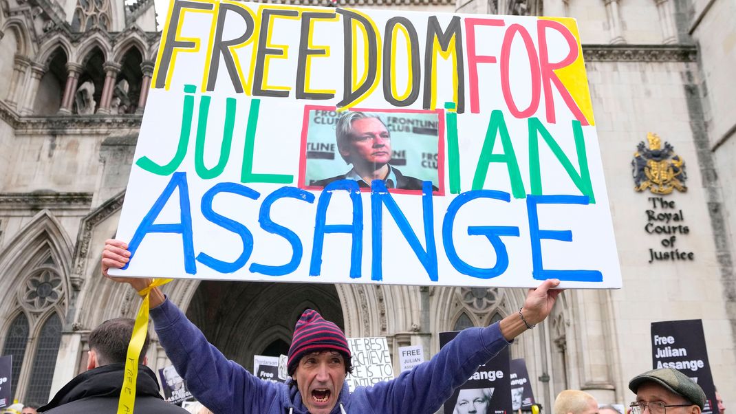 Demonstranten vor den Royal Courts of Justice. Wikileaks-Gründer Julian Assange wird vor dem Gericht seinen letzten Einspruch gegen die drohende Auslieferung an die USA einlegen.