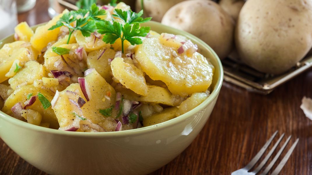 Kartoffelsalat gehört zu den traditionellsten Speisen der Deutschen.